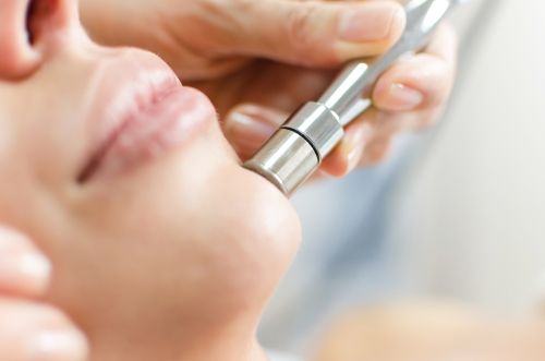 Dermabrasion vs. Microdermabrasion, Side Effects, &#038; Cost